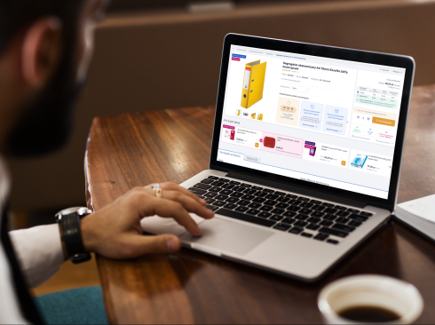 Biznesmen pracujący na platformie B2B