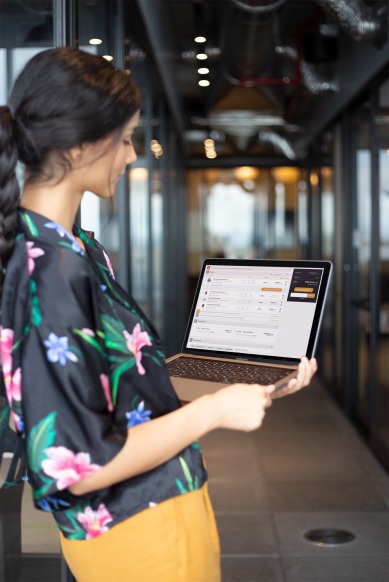 Kobieta korzystająca z platformy B2B na laptopie